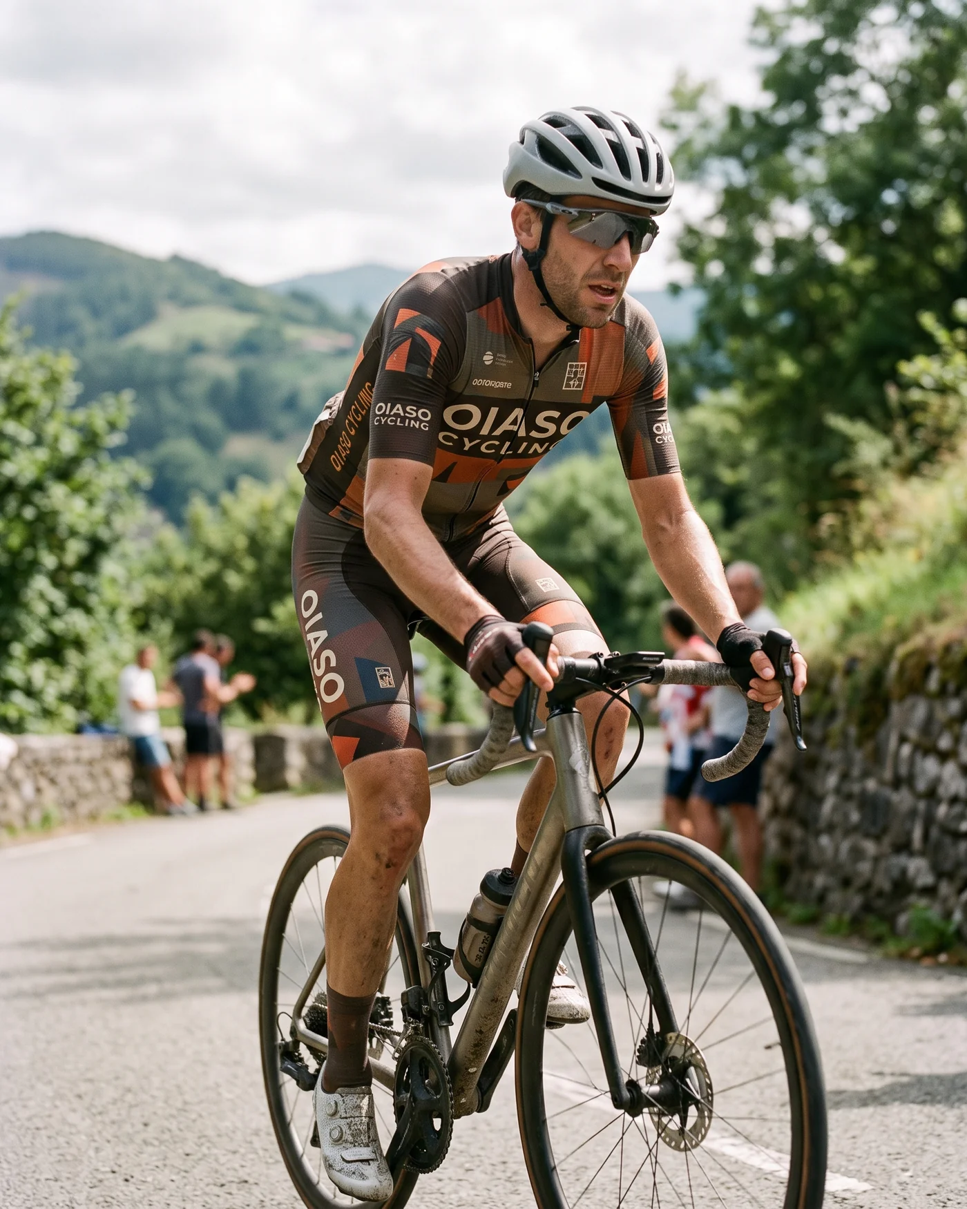Rider in a separate jersey and shorts